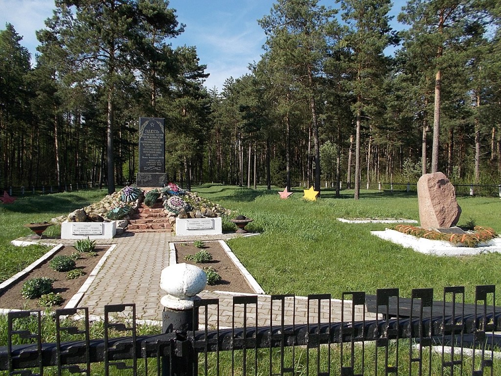 Мемориальный комплекс на месте убийства узников Бобруйского гетто возле деревни Каменка (сейчас ближе к деревне Слободка) 6-8 ноября 1941 года. Создан в 1978 году усилиями Меера Зелигера и Марии Минц, реконструирован в 2006 году.