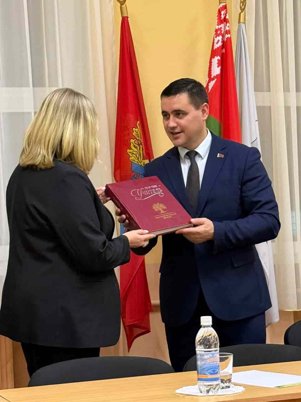 photo_5323778849101254517_y-min