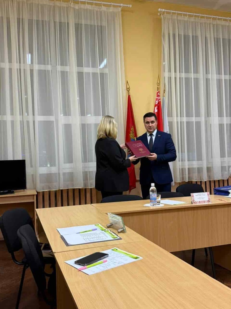 photo_5323778849101254518_y-min