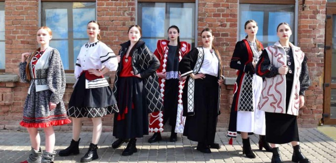 photo_5350828583192490886_y-min